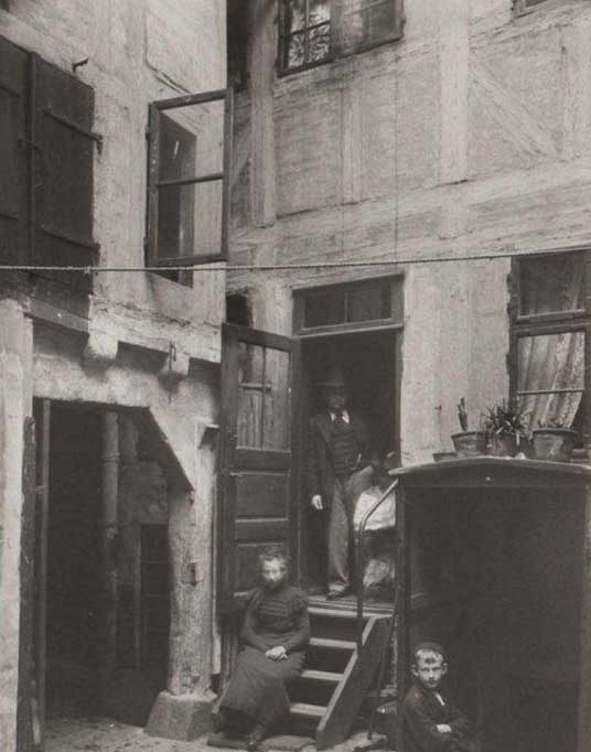 En bagg�rd i �benr� i 1885